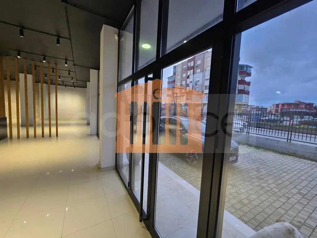 Pasuri të patundshme komerciale 832 m² 1 kati