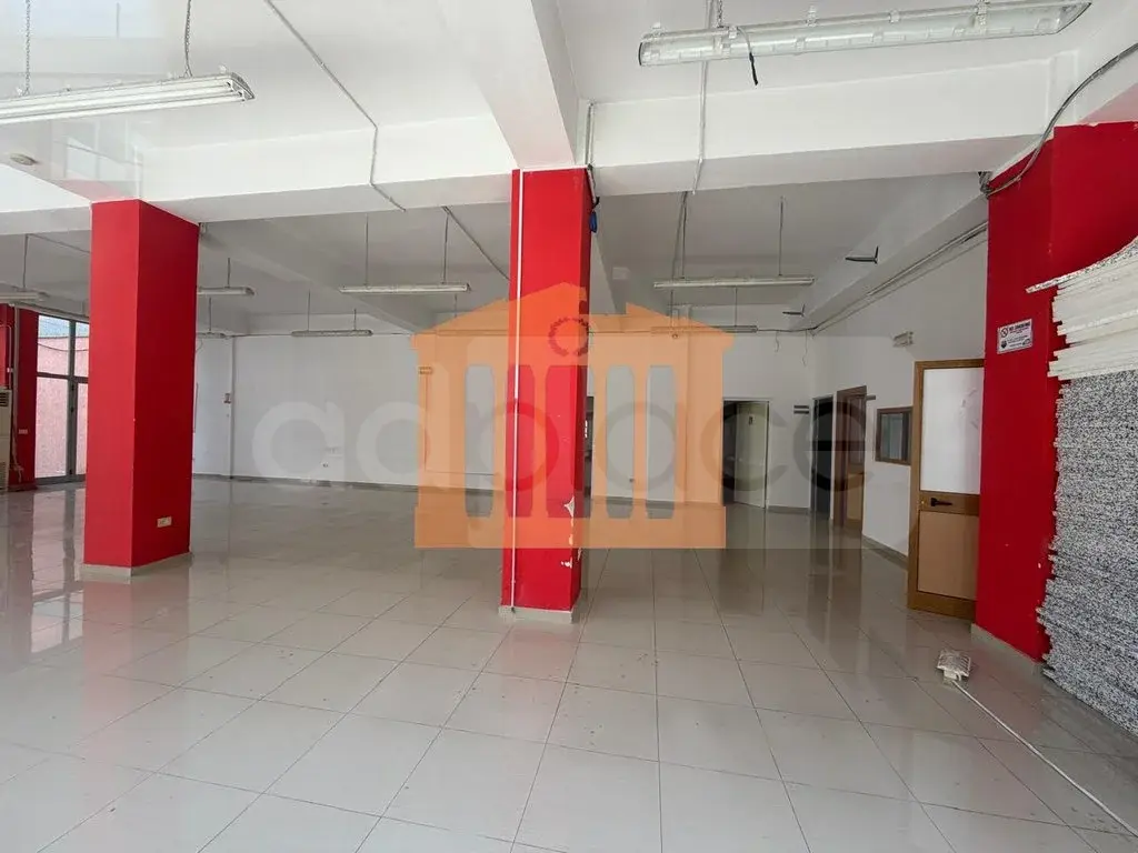 Pasuri të patundshme komerciale 240 m² 1 kati