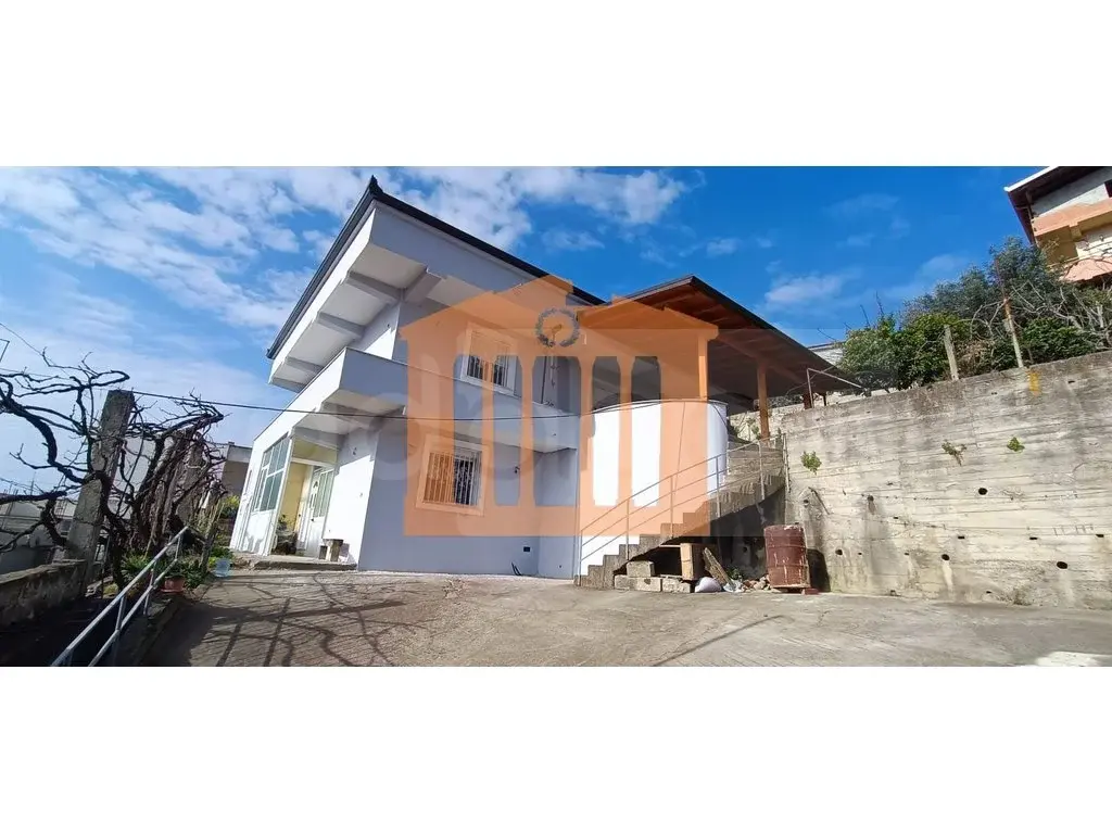 Vilë 180 m² 1, 2 kati