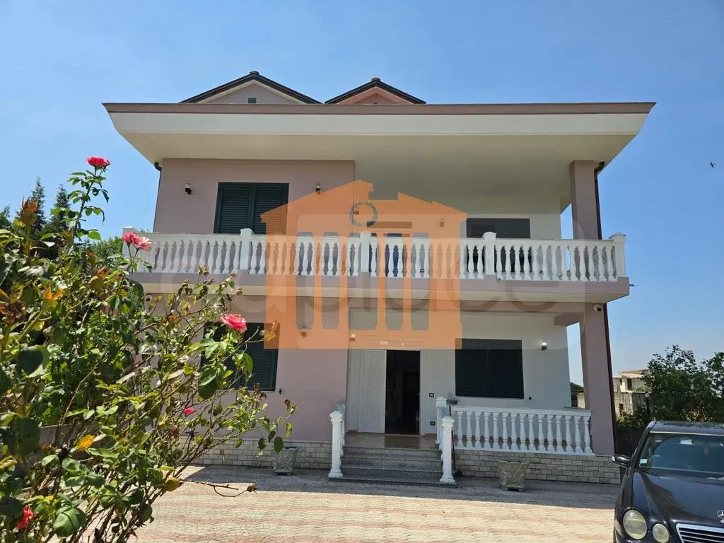 Vilë 200 m²