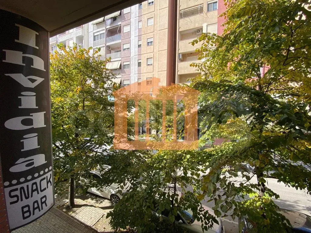 Pasuri të palujtshme komerciale 99 m² 2 kati