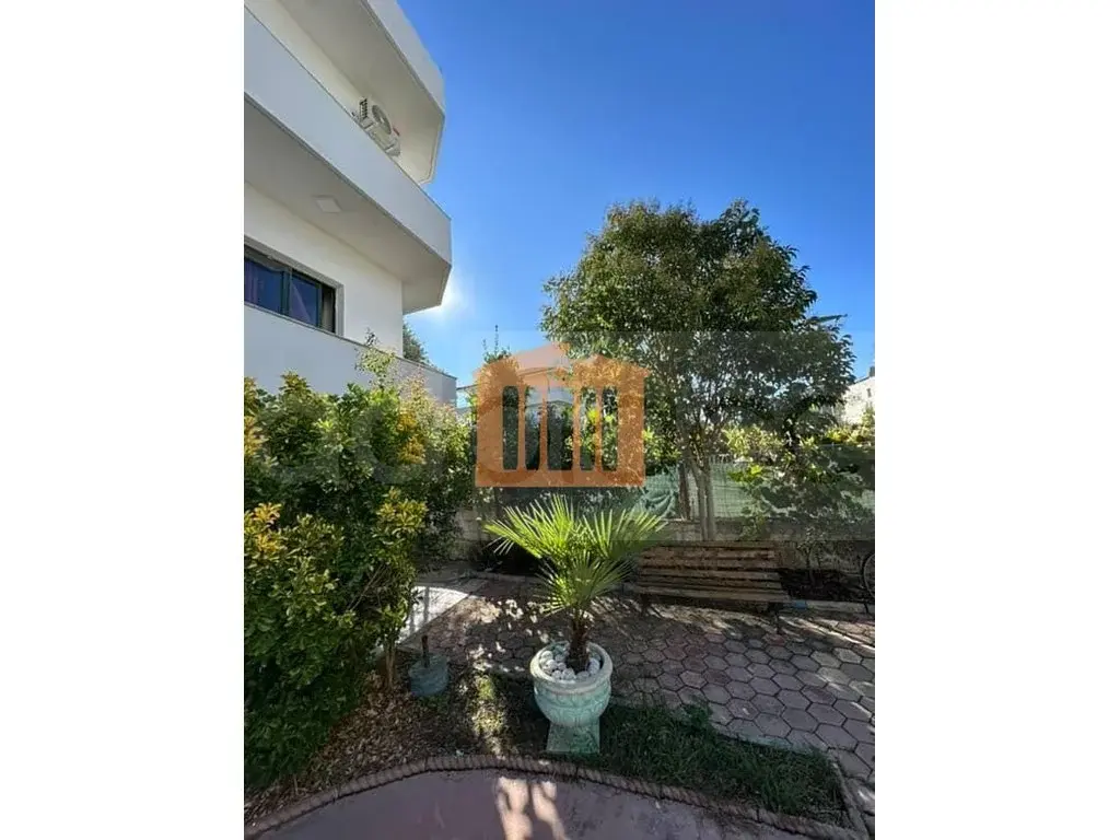 Vilë 440 m² 3 kati