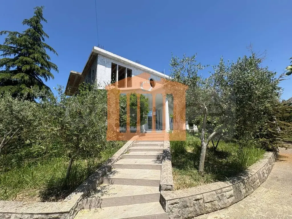 Vilë 605 m²