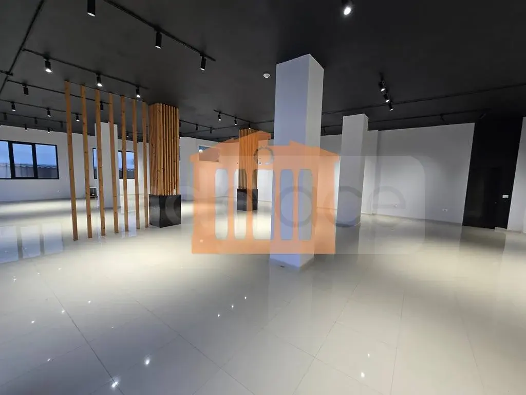 Pasuri të patundshme komerciale 832 m² 1 kati