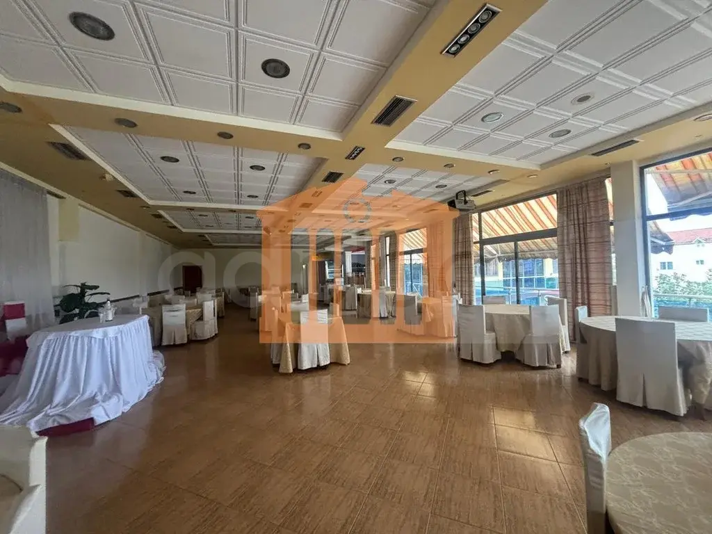 Pasuri të palujtshme komerciale 597 m² 1 kati