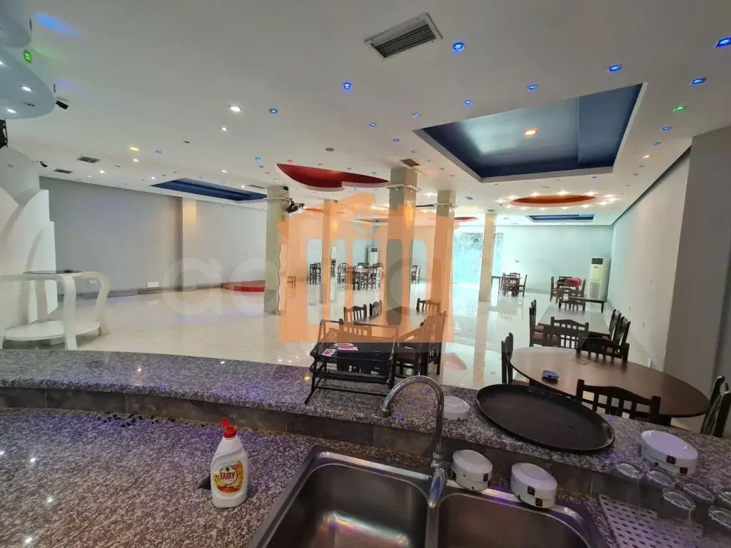 Pasuri të patundshme komerciale 200 m² 1 kati