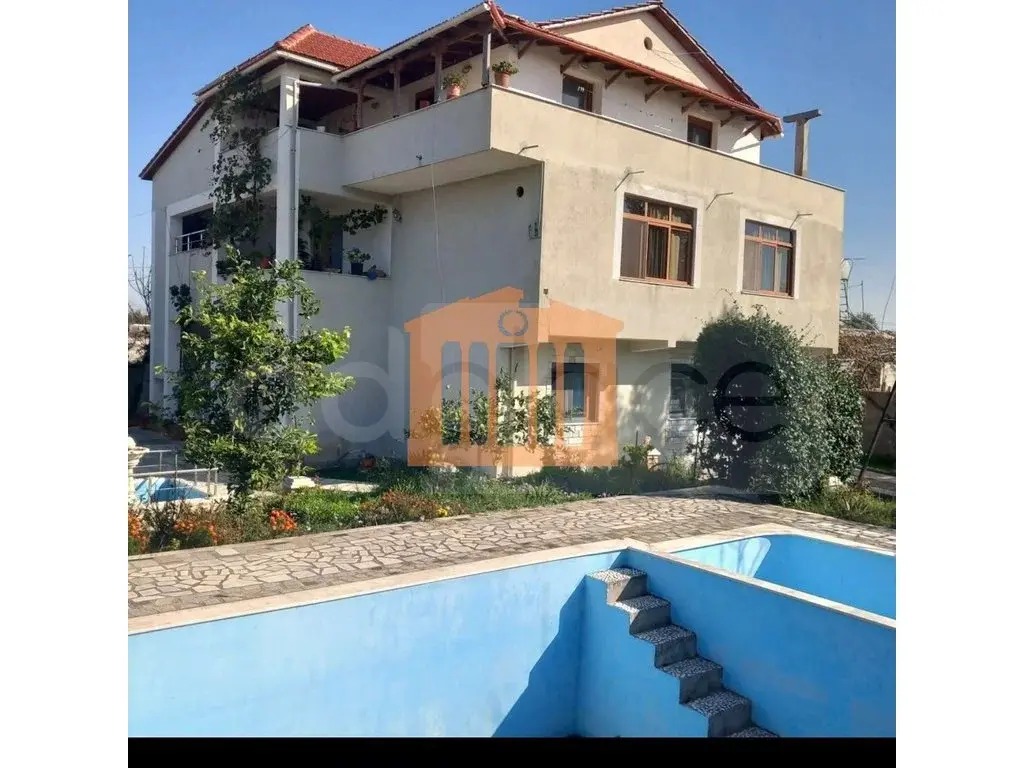 Pasuri të patundshme komerciale 477 m² 3 kati
