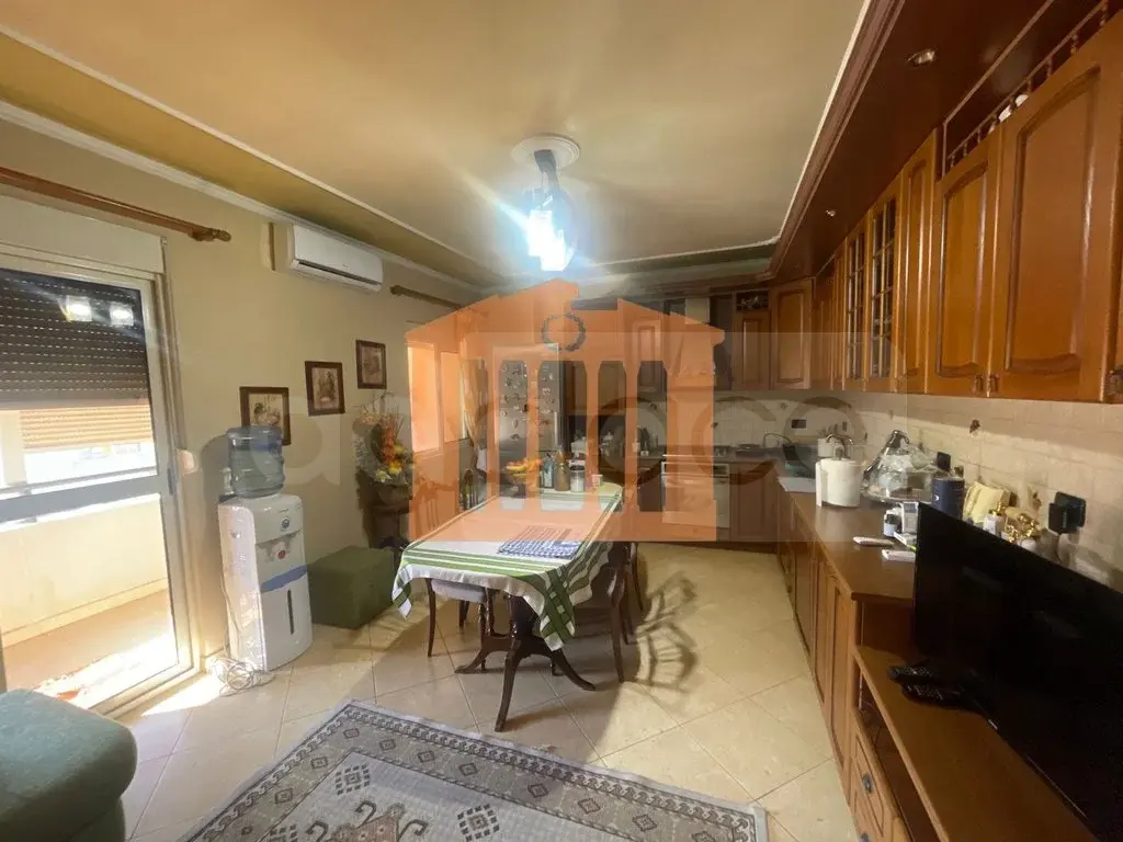 Apartament 1+3 dhoma 180 m² 5 kati