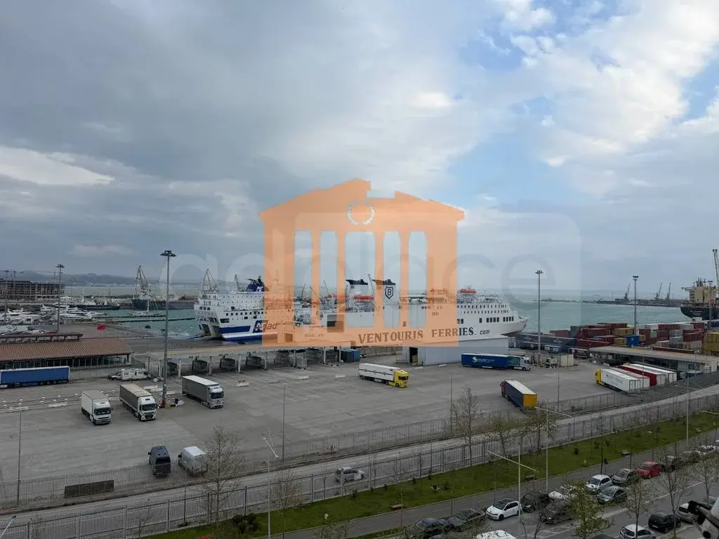Pasuri të palujtshme komerciale 2800 m² 7 kati