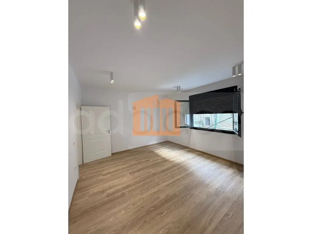 Pasuri të patundshme komerciale 200 m² 2 kati