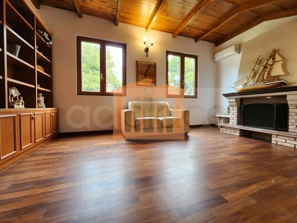 Apartament 1+3 dhoma 168 m² 2 kati