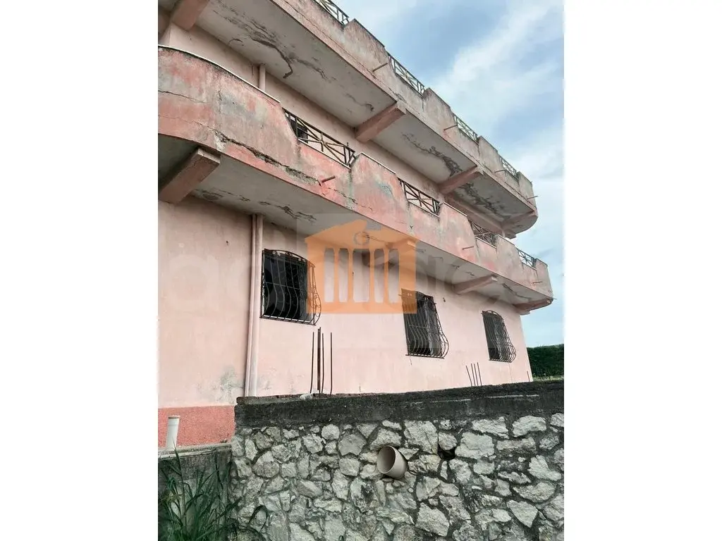 Vilë 450 m² 2 kati
