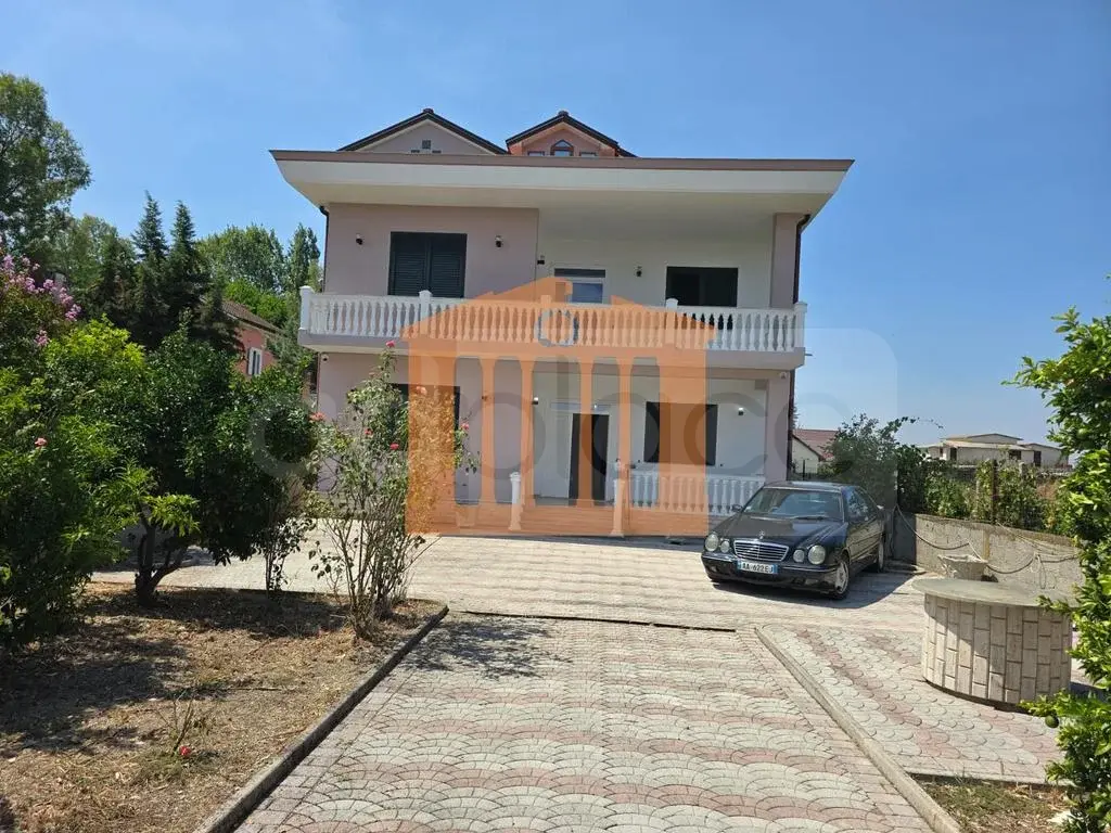Vilë 200 m²