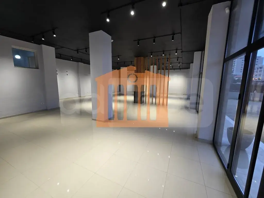 Pasuri të patundshme komerciale 832 m² 1 kati