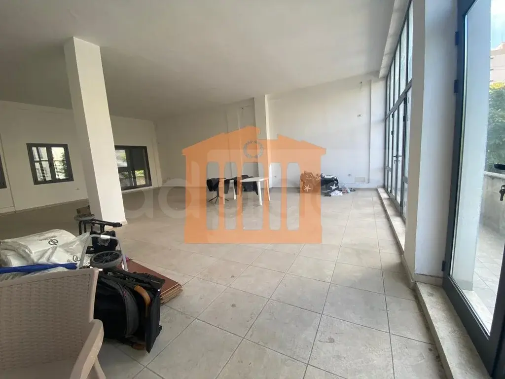 Pasuri të patundshme komerciale 150 m² 1 kati