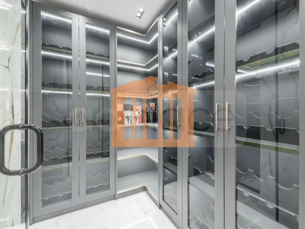 Apartament 1+3 dhoma 210 m² 7 kati