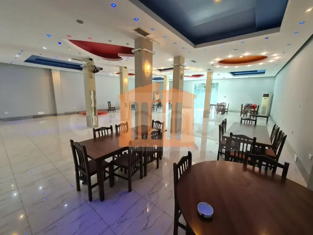 Pasuri të patundshme komerciale 200 m² 1 kati
