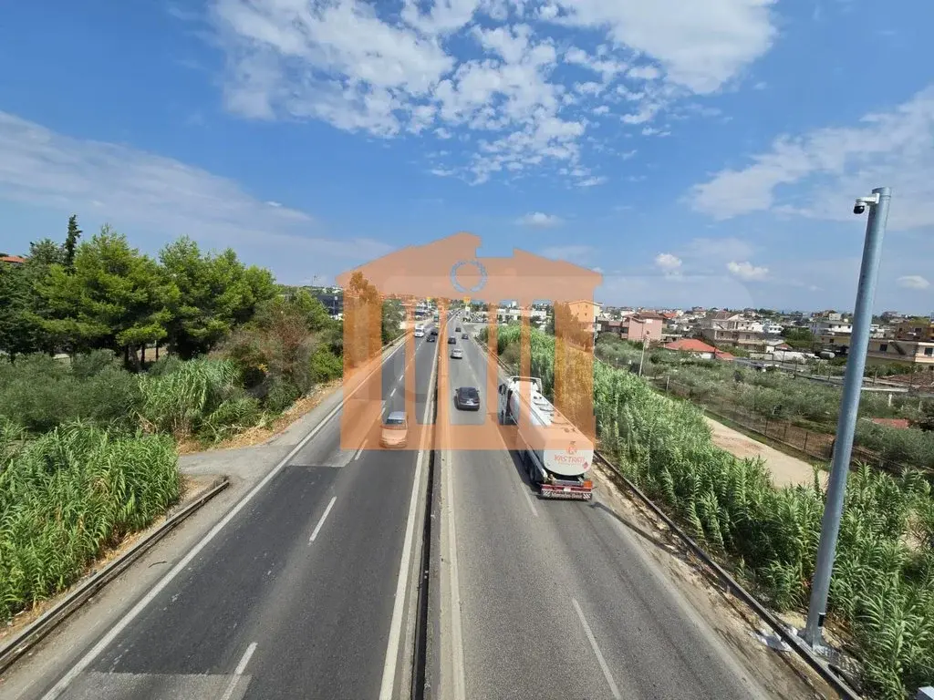 Pasuri të palujtshme komerciale 576 m² 2 kati