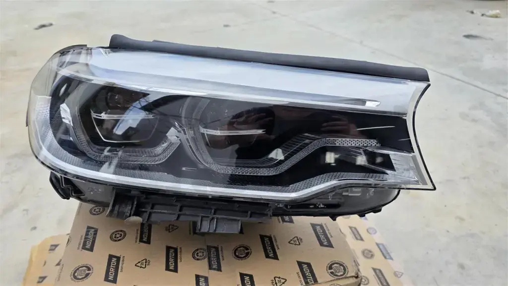 Drita e përparme e djathtë BMW 5 series G30/G31