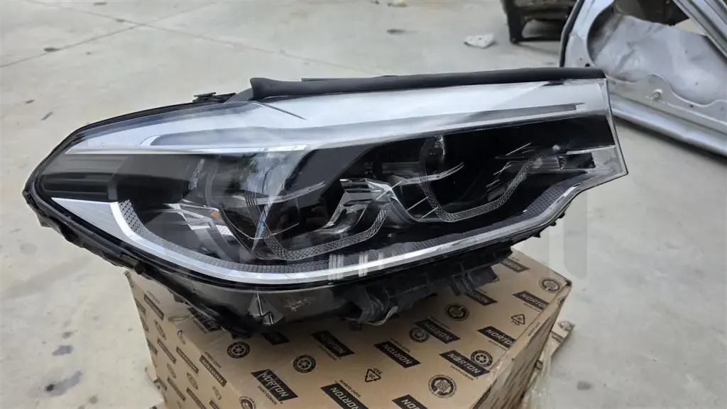 Drita e përparme e djathtë BMW 5 series G30/G31
