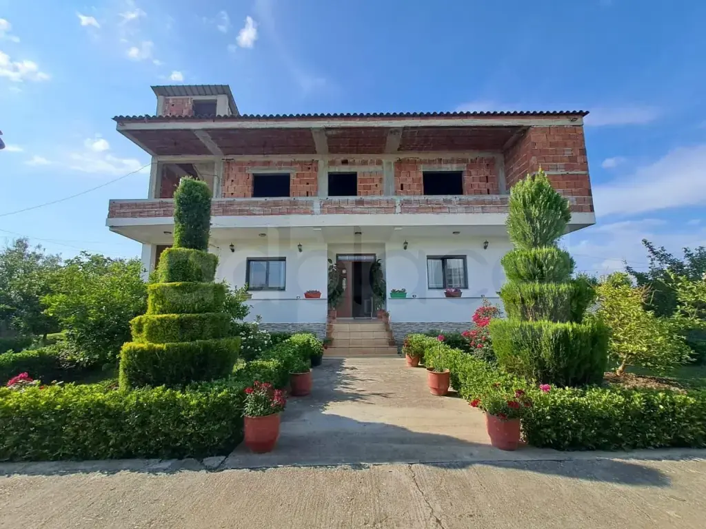 Shtëpi  244m²