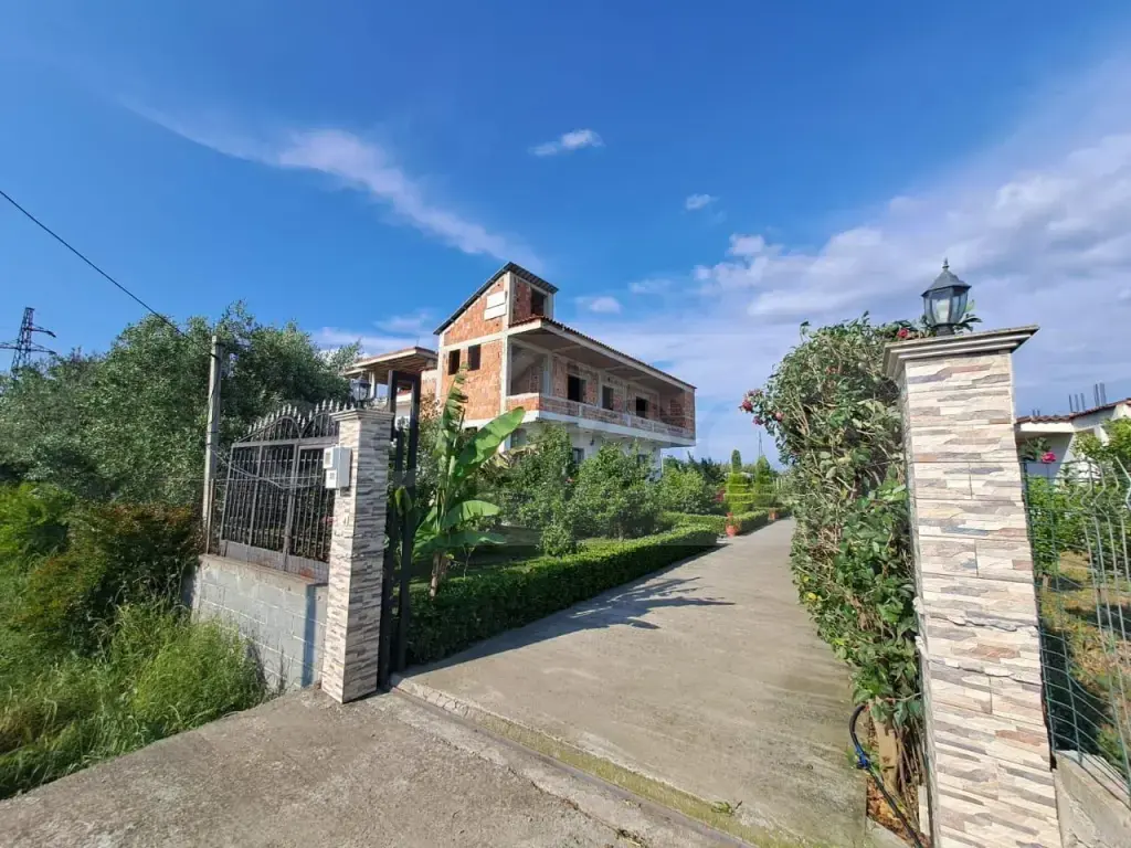 Shtëpi  244m²