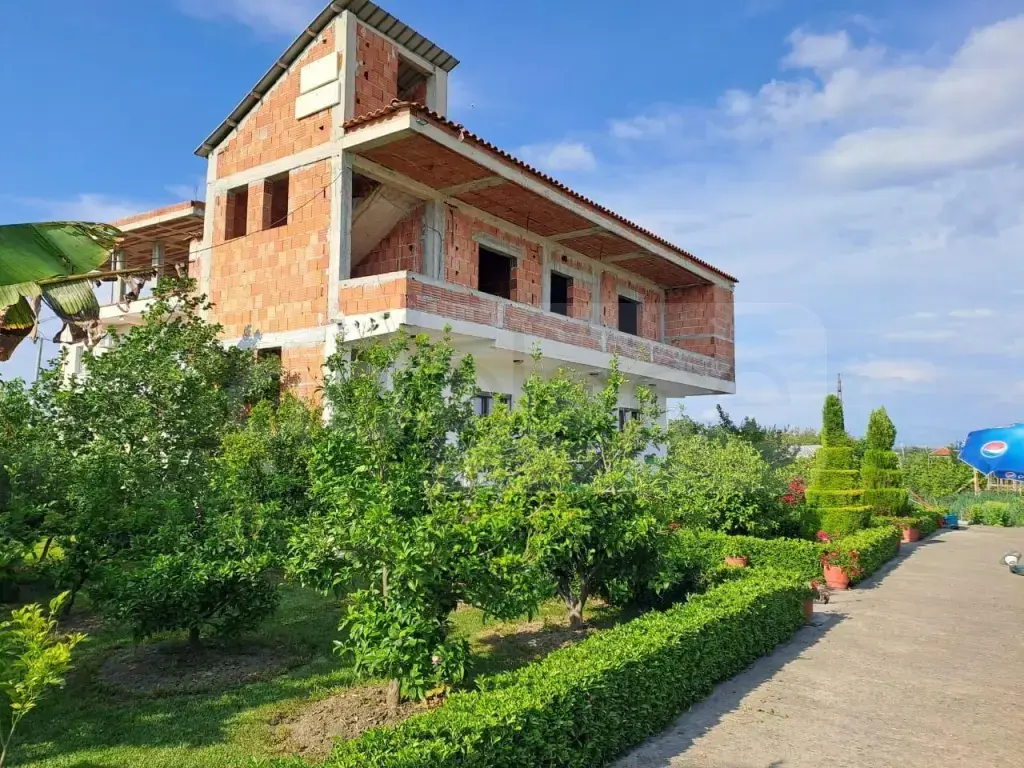 Shtëpi  244m²