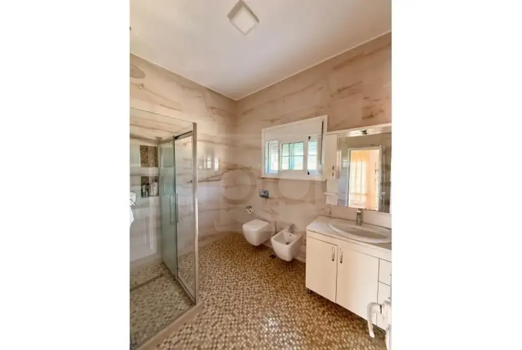 Vilë  307m²