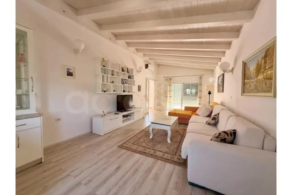 Vilë  307m²