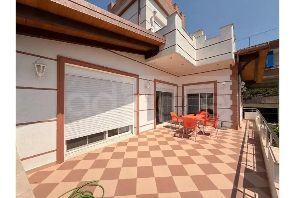 Vilë  307m²