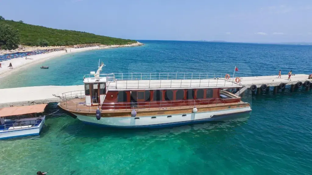 Shitet Anije Turistike me kapacitet 100 Persona