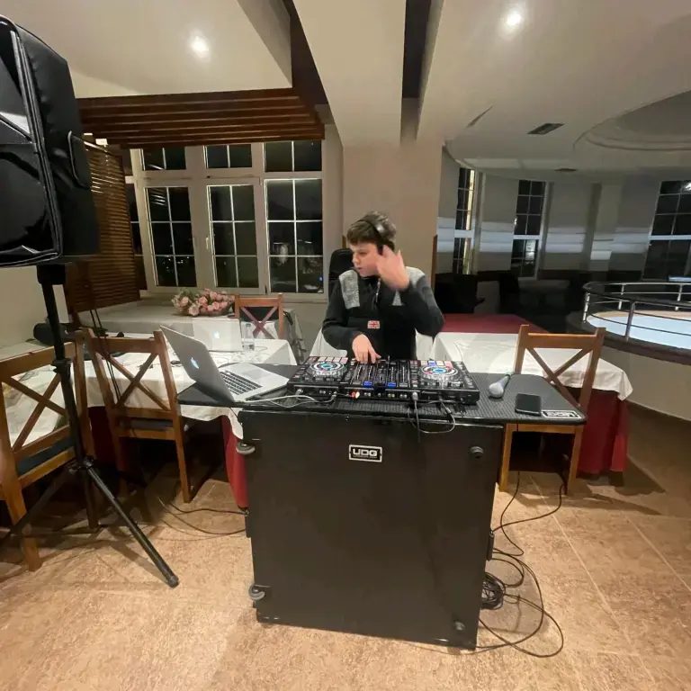 Ofroj sherbime dj me cmime te aresyeshme