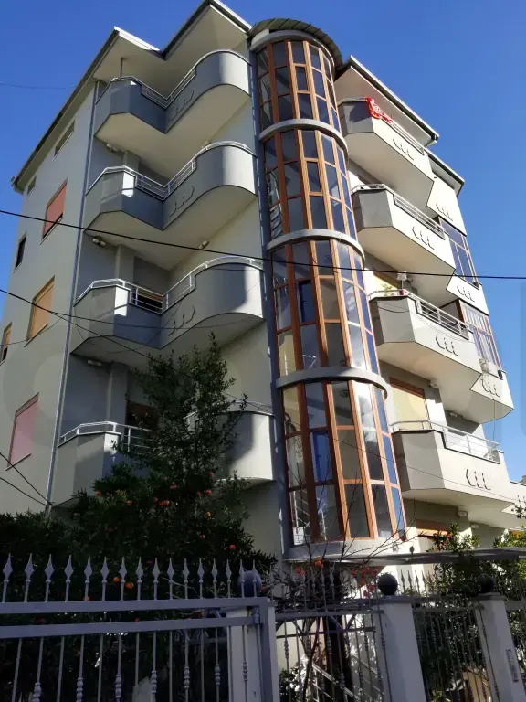 Vilë  720m²