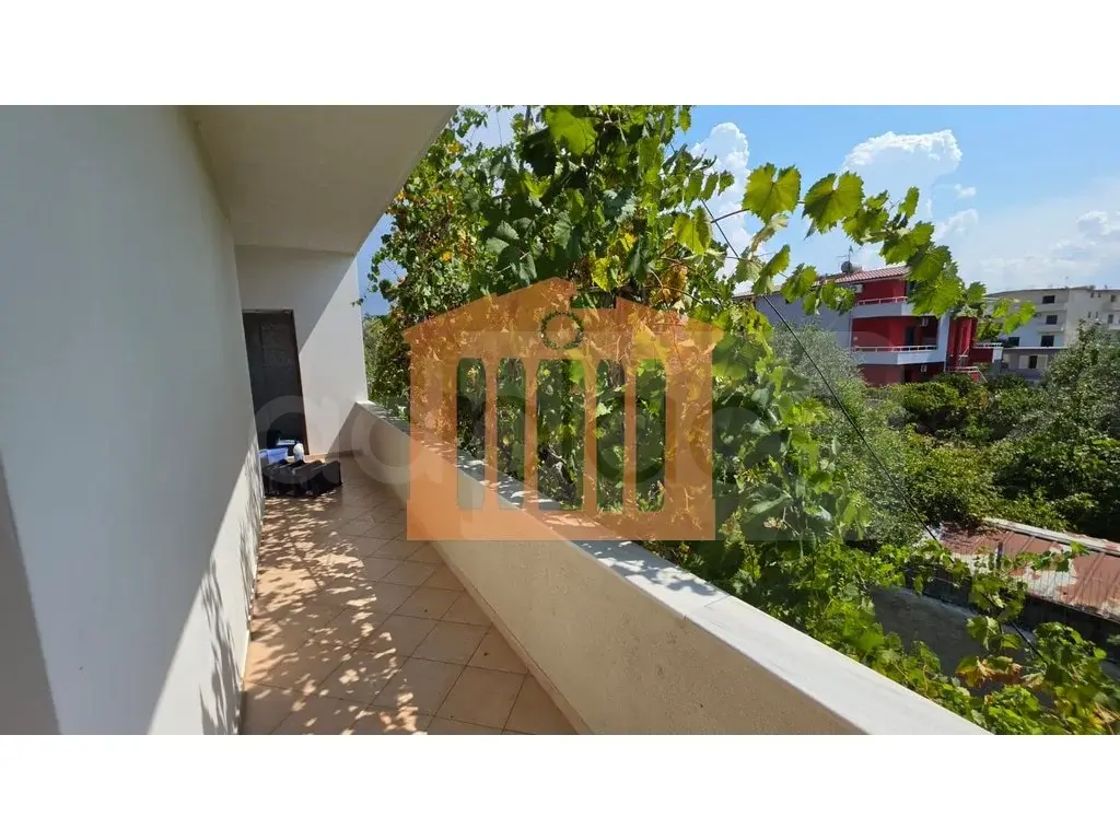 Apartament 4 dhoma 130 m² 1 kati