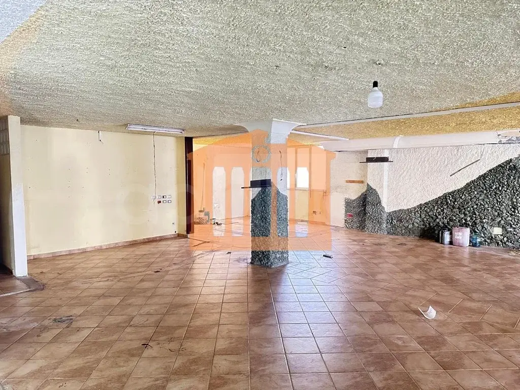 Pasuri të palujtshme komerciale 250 m² 2 kati