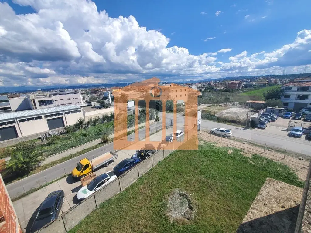 Pasuri të palujtshme komerciale 3232 m²