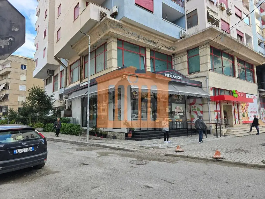 Pasuri të palujtshme komerciale 98 m² 2 kati