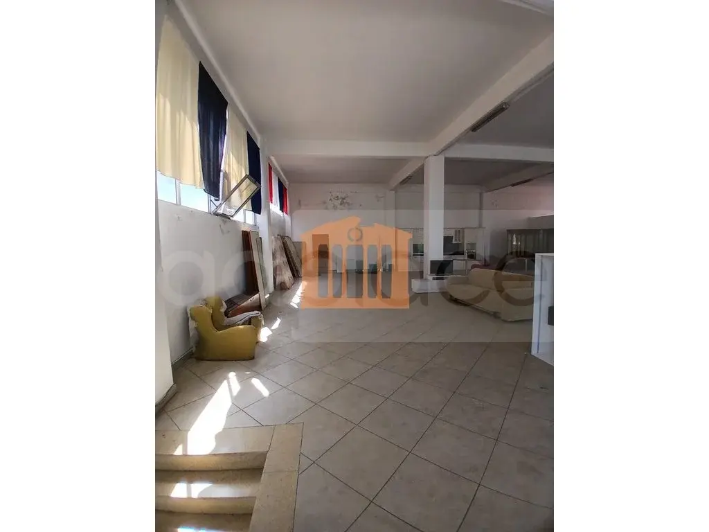 Pasuri të patundshme komerciale 305 m² 2 kati