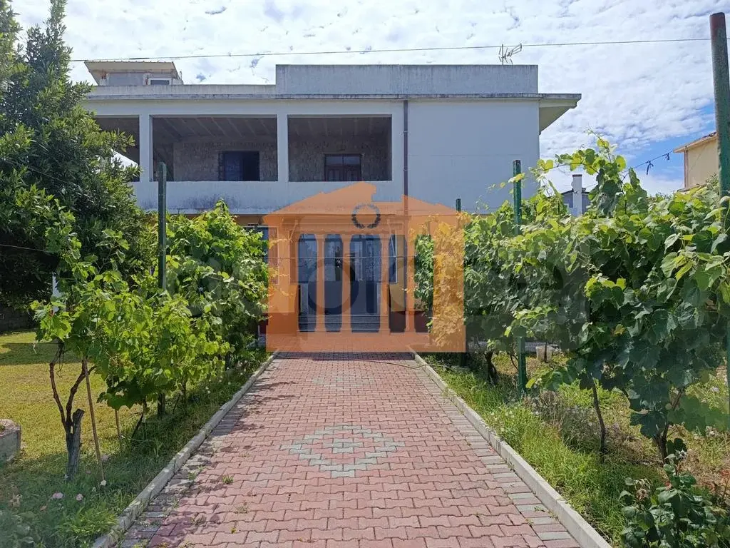 Vilë 332 m²