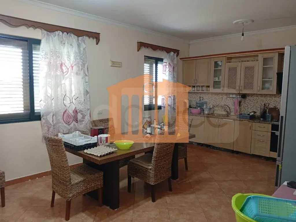 Vilë 250 m² 3 kati
