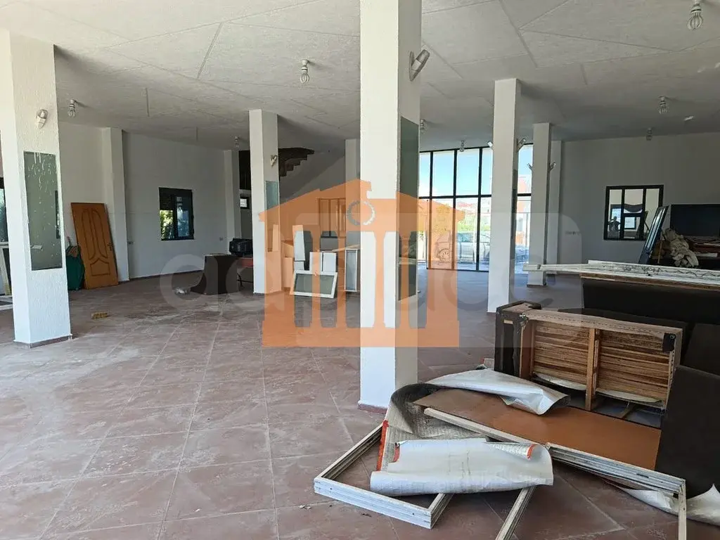 Pasuri të palujtshme komerciale 300 m²