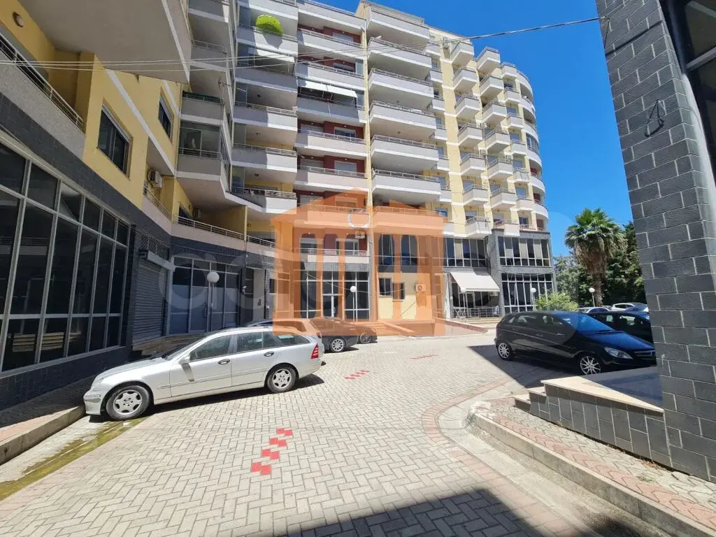 Pasuri të palujtshme komerciale 709 m² -1-0-1 kati