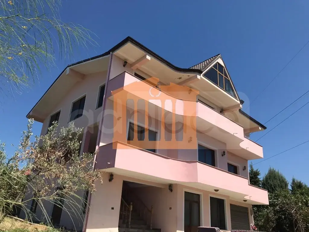 Vilë 390 m²