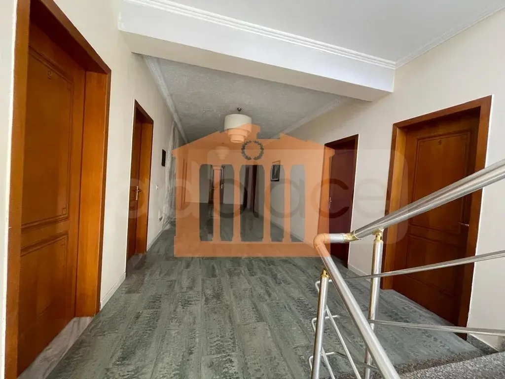 Pasuri të palujtshme komerciale 1760 m² 4 kati