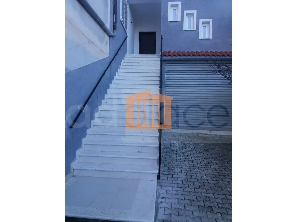 Vilë 585 m² 1 kati