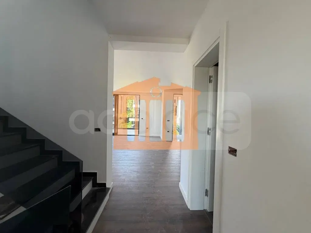 Vilë 330 m²