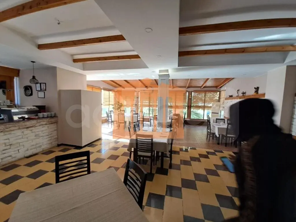 Pasuri të palujtshme komerciale 1563 m²
