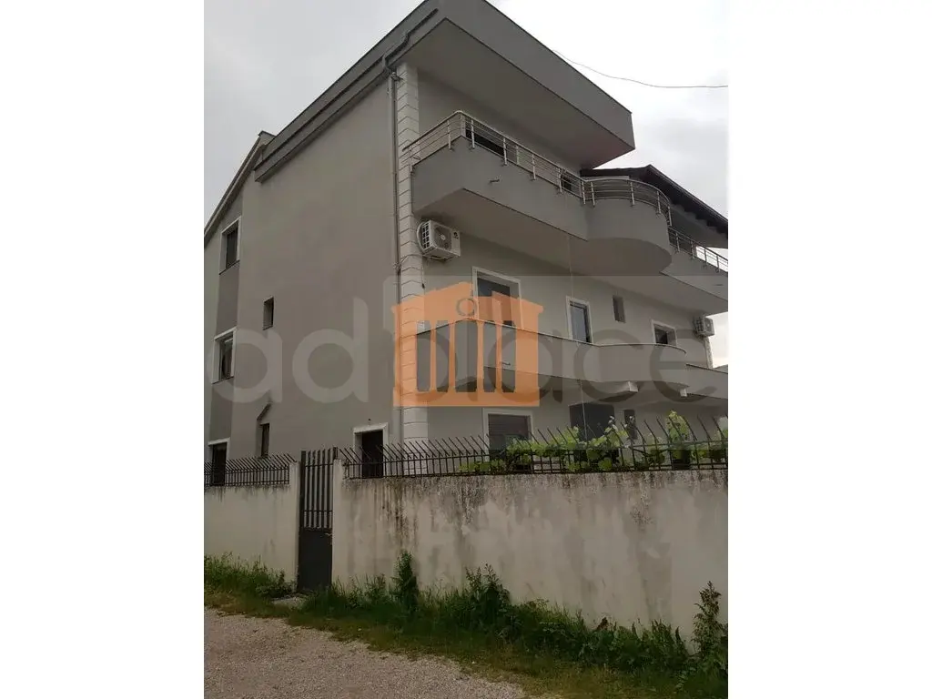 Vilë 340 m² 3 kati