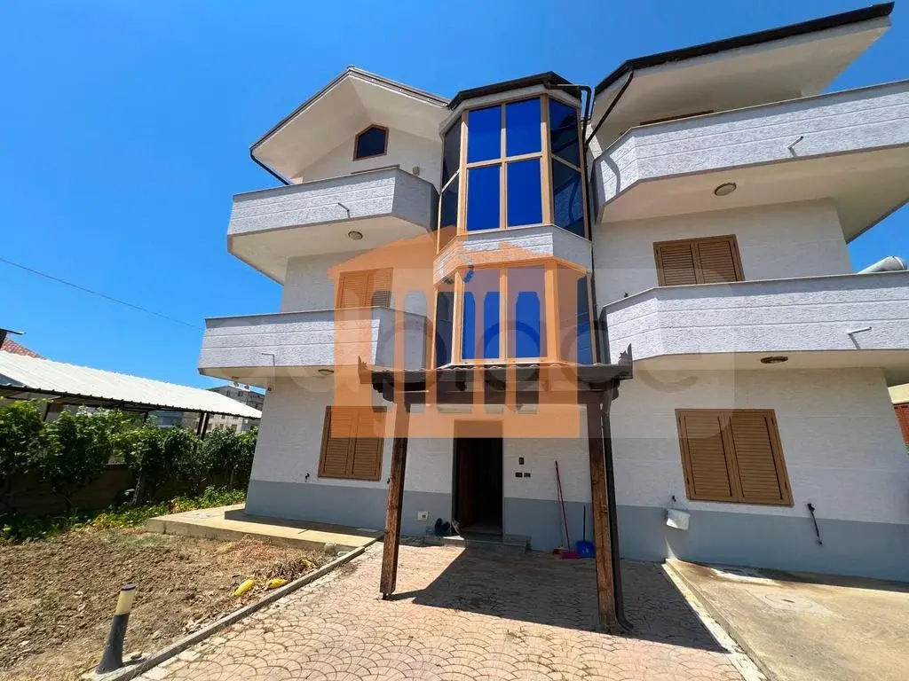 Vilë 496 m²