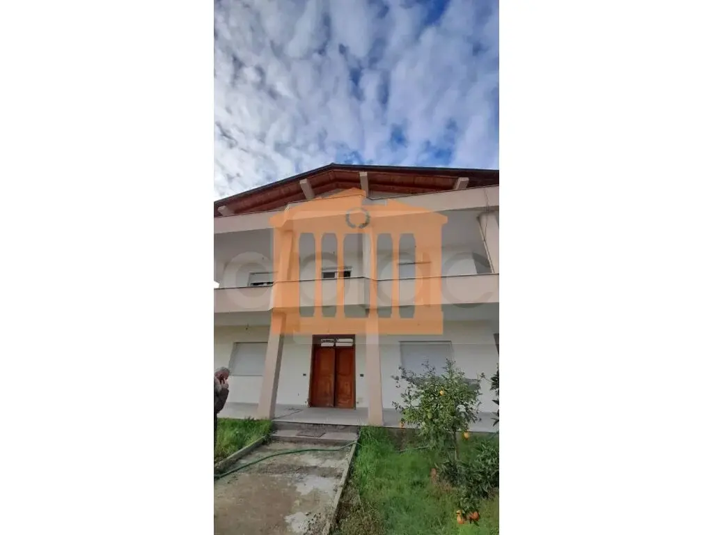 Vilë 600 m² 3 kati